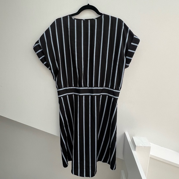 Vince Camuto sz L blue & white striped button up dress w/ short sleeves & belt - Picture 7 of 7